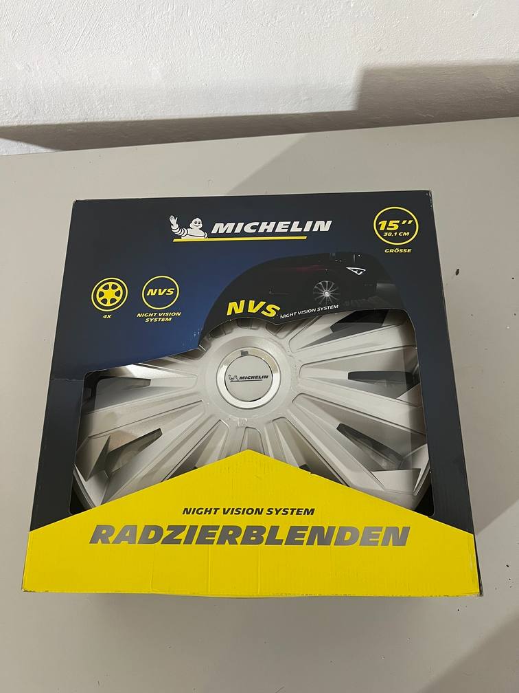 Set capace roți MICHELIN MX-MS 15", universale, argintiu cu inel cromat